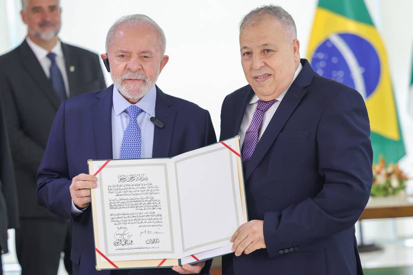 Na quinta-feira, 14 de novembro de 2024, o Presidente Lula recebeu : Sua Excelência o Senhor Abdelaziz Benali Cherif, que lhe entregou as cartas de acreditação como Embaixador Extraordinário e Plenipotenciário da Argélia