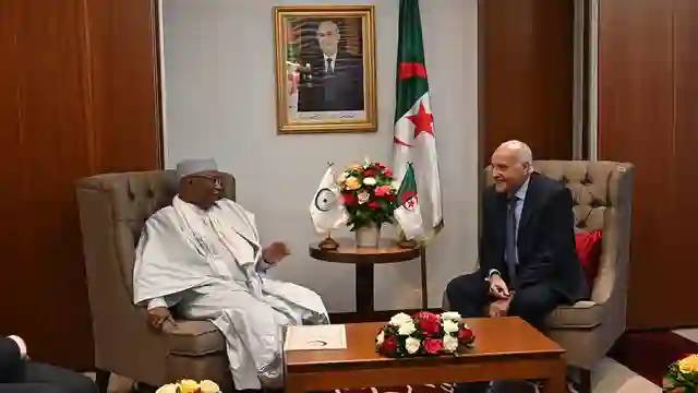 O Sr. Attaf recebe o SG da OCI