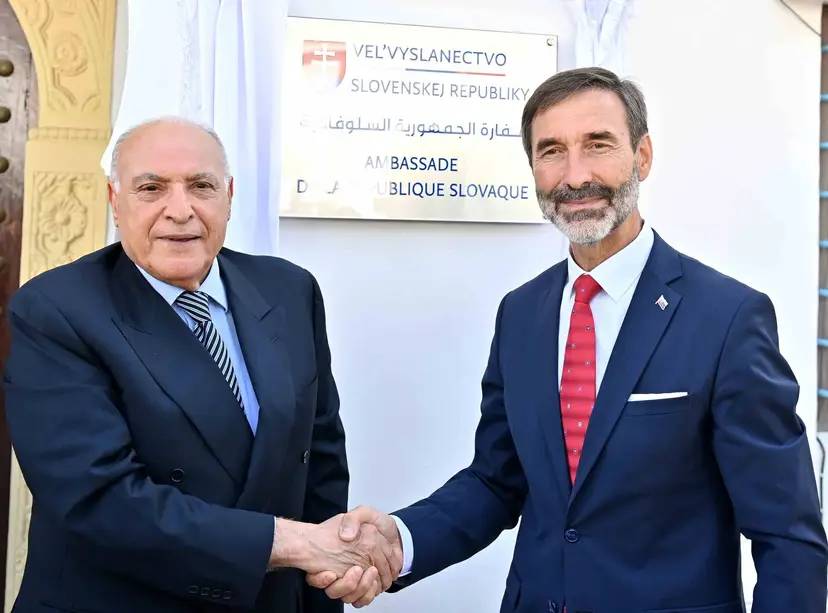 O Sr. Ataf preside, ao lado de seu homólogo eslovaco, a cerimônia de inauguração oficial da Embaixada da República da Eslováquia em Argel