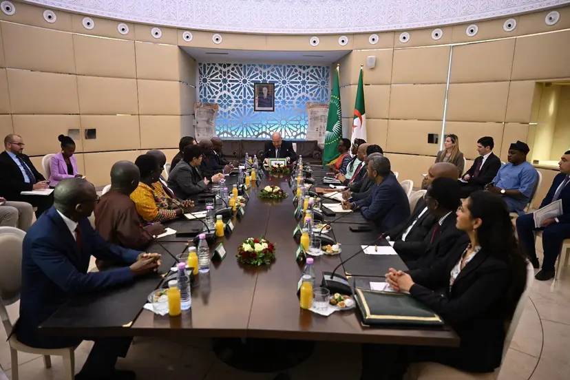 O Sr. Attaf recebe uma delegação do Conselho de Paz e Segurança da União Africana
