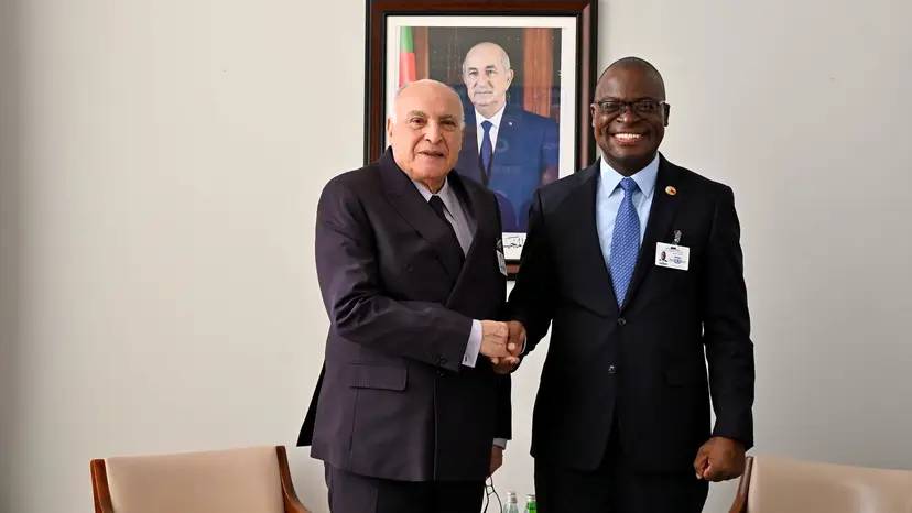 O Sr. Ataf mantém conversações com o Ministro dos Negócios Estrangeiros e do Comércio Internacional do Zimbabué, em Nova Iorque