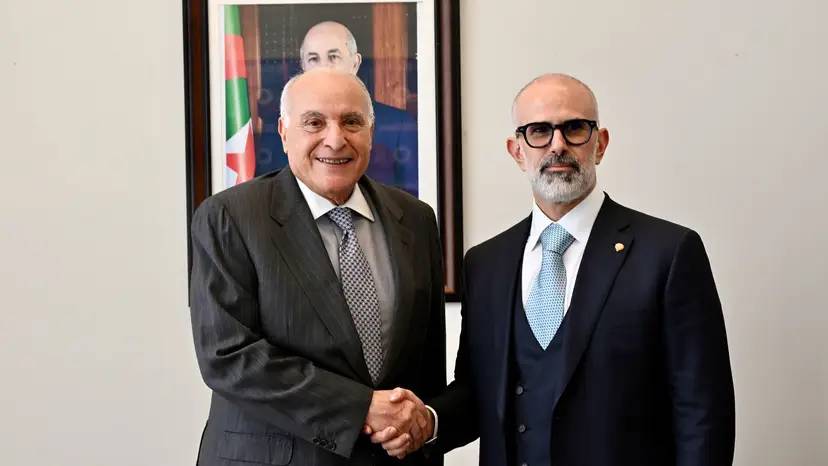 O Sr. Attaf mantém conversações com o Ministro dos Negócios Estrangeiros do Kuwait