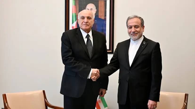 O Sr. Attaf reúne-se com o Ministro dos Negócios Estrangeiros iraniano