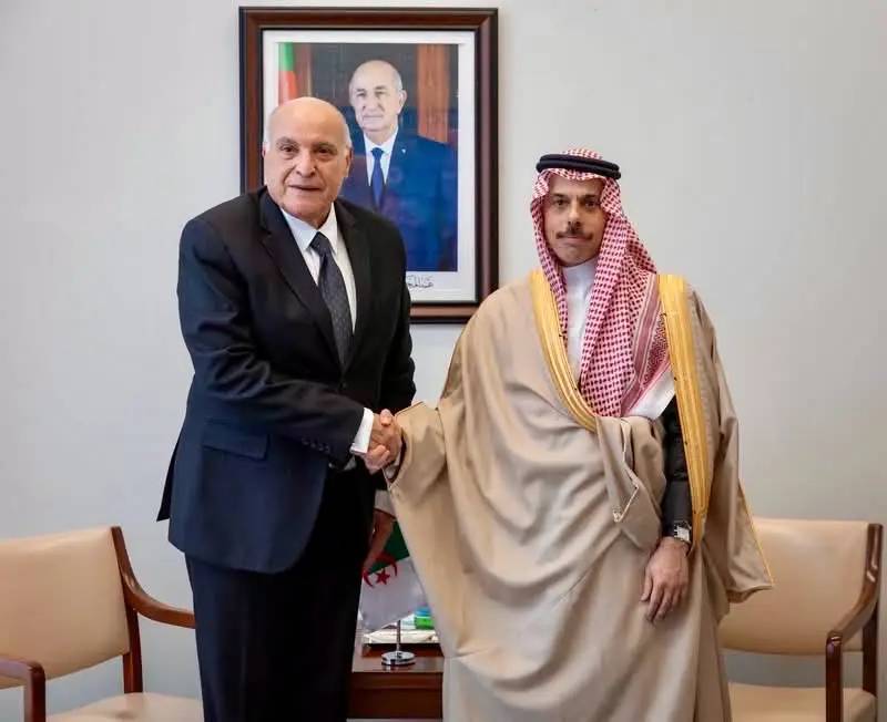 O Sr. Attaf mantém conversações com o seu homólogo saudita