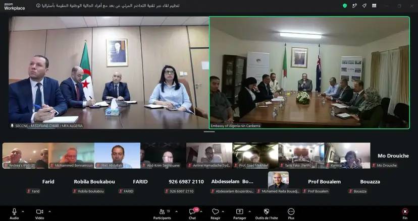 O Sr. Shaib supervisiona, através de videoconferência remota, uma reunião interativa com membros da comunidade argelina na Austrália