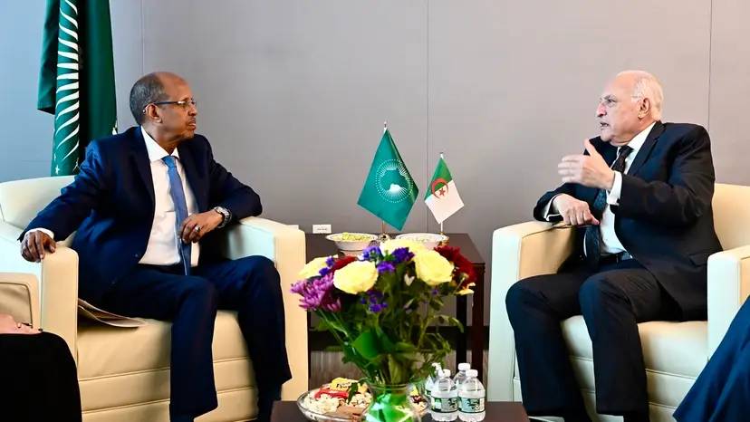Sr. Attaf reúne-se com o Presidente da Comissão da União Africana